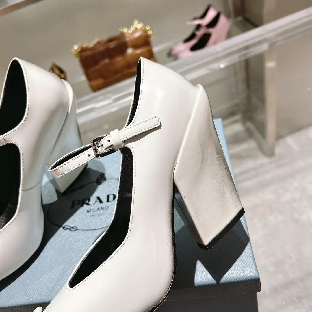 👟👟Ex-factory price 600👟👟 🏧🏧 PRADA ²⁰²²𝐬𝐬Prada’s new product, prada22/23ss “T-stage show style”, the most popular large block heels and wedge-heeled shoes in the ordering conference, (original top-grade open-edge beaded cowhide leather, 3D electronic spray painting color effect. 2 styles are grandly launched.) ——————————————————❣️ The 2022S/23S PRADA autumn and winter new styles are so good-looking. Internet celebrities from all over the world have planted popular models, awakening the imagination of skirt trains, corset ribs and corset curves, streamlined to the extreme ~ super hot series of hot products, iconic logo small leather bag with buckle.  Prada spring 2022's latest electronic inkjet technology, coupled with a small square toe, allows the autumn and winter models to evolve the same look, showing two different styles through different makeup, hair and body shapes with 8.5cm thick heels. Autumn singles and boots are equally charming, and the styles presented are also wonderful!  This season's Prada styles are simpler in design than before. They don't deliberately pursue a trendy or sporty feel. The overall look is natural, and the colors are not too bright. They are so beautiful when paired with a large pointed wedge heel. 😋The original shoes are developed and purchased from Italian counters, and are reproduced 1:1 according to the original taste. The sloped block heel and concave and convex shape are the same as the original. 💛❤️ ⚛ Mixed sheepskin lining is breathable and comfortable, genuine leather outsole ⚛Ready for sale Size: 35-39 (40 customized) ⚛Multiple colors, all official colors can be produced.